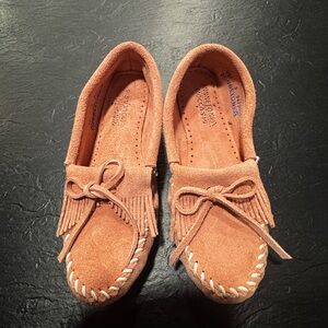 Minnetonka Peach Pink Moccasins Women’s size 7